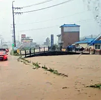 Ngập lụt kinh hoàng ở Hàn Quốc do mưa lớn, nhiều chuyến bay bị huỷ, tàu điện đóng cửa