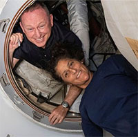 Tình cảnh trớ trêu của 2 phi hành gia mắc kẹt ngoài không gian