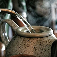 Vì sao nên uống đồ nóng vào mùa hè?