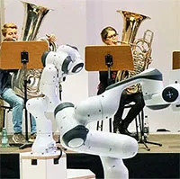 Robot ba tay điều khiển dàn nhạc giao hưởng tại Đức