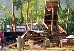 Lốc xoáy làm tốc mái hàng trăm ngôi nhà ở Quảng Nam