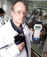 Chuyên gia “ngửi” bom mìn