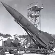 Wernher Von Braun chế tạo hỏa tiễn.