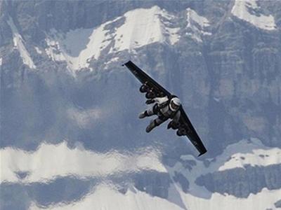 Người bay thành công bằng đôi cánh nhân tạo