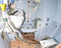 NASA thu thập nước tiểu để xây dựng toilet