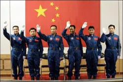 Trung Quốc công bố 3 phi hành gia nhận sứ mệnh đi bộ vào không gian