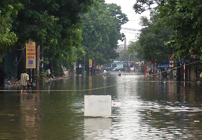 Nhiều tuyến đê bị sạt lở, đe dọa Hà Nội