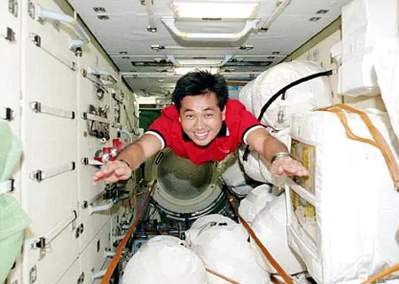 Phi hành gia Nhật bay trên thảm