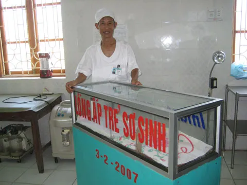 Trẻ sinh non không phải chuyển viện nhờ lồng ấp cải tiến