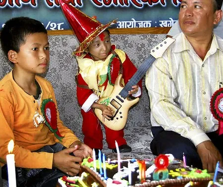 Chàng trai lớn bằng... đứa bé sơ sinh
