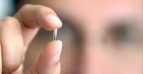 Microchip gắn trên vai nhắc bạn uống thuốc