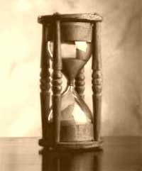 Đồng hồ cát và nến chỉ giờ.