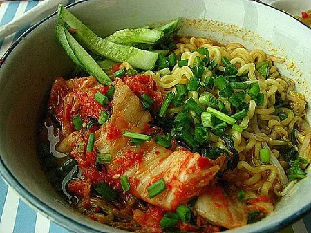 Ăn mì ăn liền thường xuyên có hại cho sức khoẻ