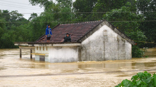 Siêu bão cực mạnh đã 'tránh' Việt Nam