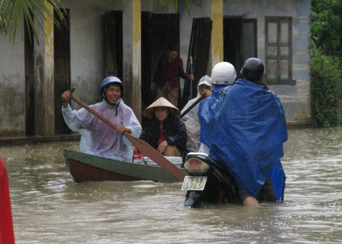 Lũ Nam Trung bộ lên nhanh, vỡ một hồ chứa nước