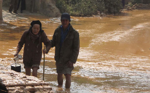 “Lũ bùn đỏ” gây hại như thế nào?