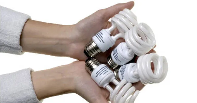 Bóng đèn compact tiết kiệm điện có chứa thủy ngân vô cùng độc hại.