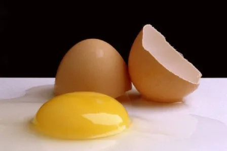 Có thể ngộ độc nếu tẩm bổ bằng trứng gà sống