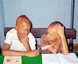 Anh em 'người cá' đã lên bờ