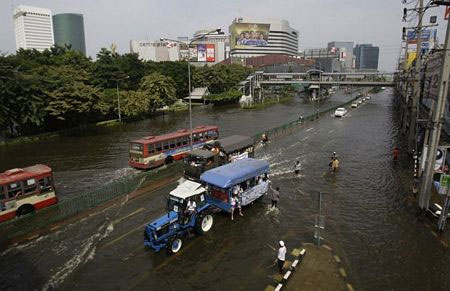 Số người chết vì lũ lụt tiếp tục tăng, “giặc nước” tiến sâu vào Bangkok