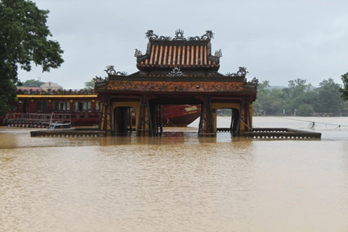 Miền trung chìm trong mưa lũ