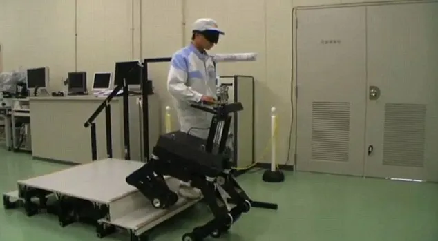 Xem "chó" robot hướng dẫn người mù đi đường