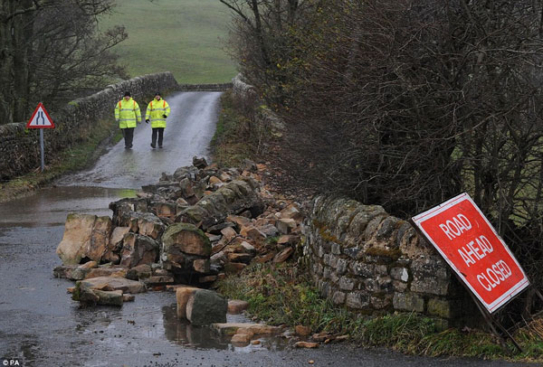 Bão lớn tấn công Scotland, turbine gió bốc cháy