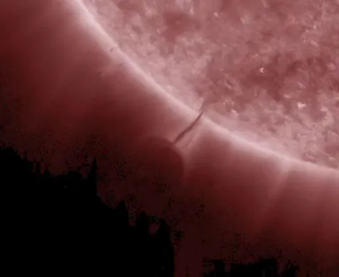 Nhìn thấy phi thuyền UFO đang "hút" nhiên liệu?
