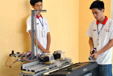 Sinh viên chế tạo robot chơi đàn organ cực "siêu"
