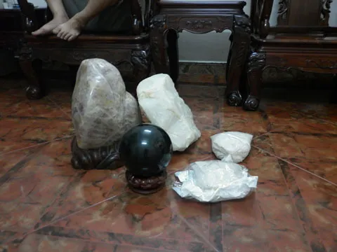 Vòng đá đeo cho cô bé "gây cháy": Mê tín, lừa bịp?