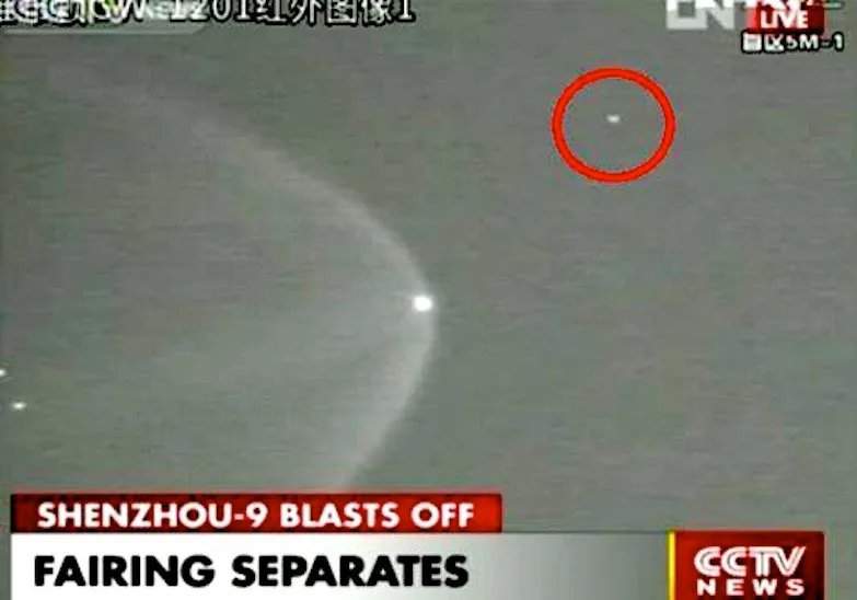 Phát hiện 2 UFO bám theo Thần Châu 9