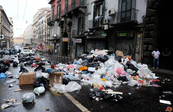 Gián "xâm lược" thành phố Italy