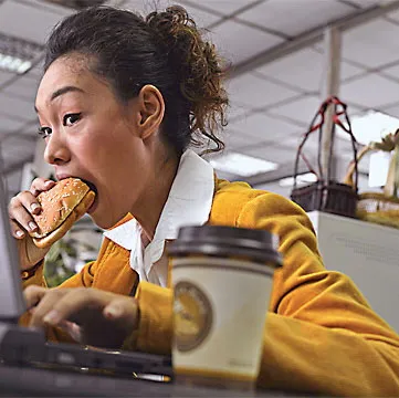 Dễ chết do ăn trưa tại bàn làm việc