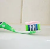 Hóa chất trong kem đánh răng có thể gây tăng nguy cơ dị ứng