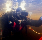 Lặn xuống đáy hồ lạnh nhất Trái Đất vào mùa Đông