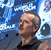 Phi hành gia Chris Hadfield sắp giải nghệ