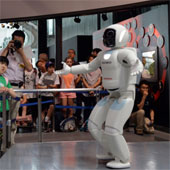 Asimo chật vật dẫn tour