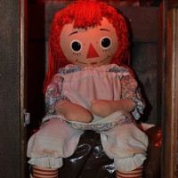 Tủ rượu Dibbuk ma quái và Annabelle - búp bê ma ám đáng sợ