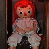 Tủ rượu Dibbuk ma quái và Annabelle - búp bê ma ám đáng sợ