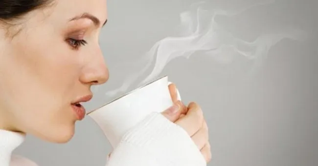 Làm ấm cơ thể giúp ngăn chặn ngăn chặn các căn bệnh do mưa lạnh.