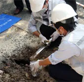 Hố phun lửa ở Sài Gòn do "khí mêtan tích tụ"