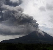 Núi lửa Sinabung ở Indonesia lại phun trào dữ dội