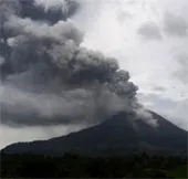 Núi lửa Sinabung ở Indonesia lại phun trào dữ dội