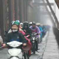 Lưu ý khi đi xe máy trời mưa phùn