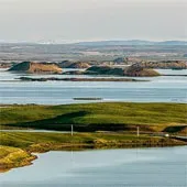 Những chiếc hố rỗng lạ lùng trong hồ cổ Iceland