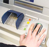 Rút tiền ATM bằng một ngón tay