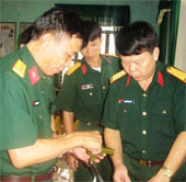 Thiết bị tháo và làm sạch nút phòng ẩm của đạn