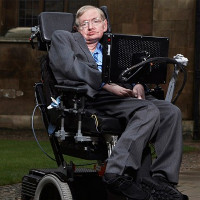 Thiên tài khuyết tật Stephen Hawking và 12 câu nói để đời