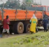 Bệnh nhân Ebola trốn viện lang thang kiếm thức ăn