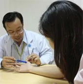 Mắc bệnh "ngón tay cò súng" do lướt smartphone